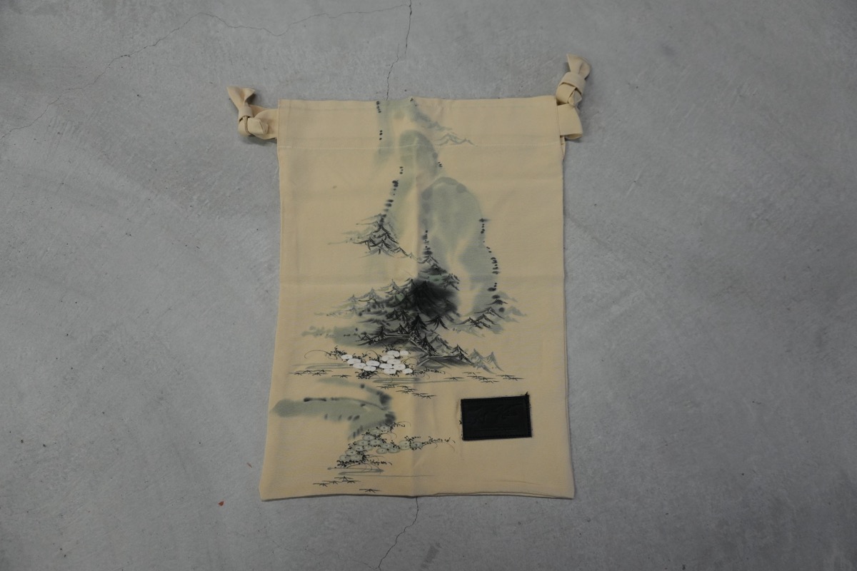 和服布手套袋上的水墨山水圖案