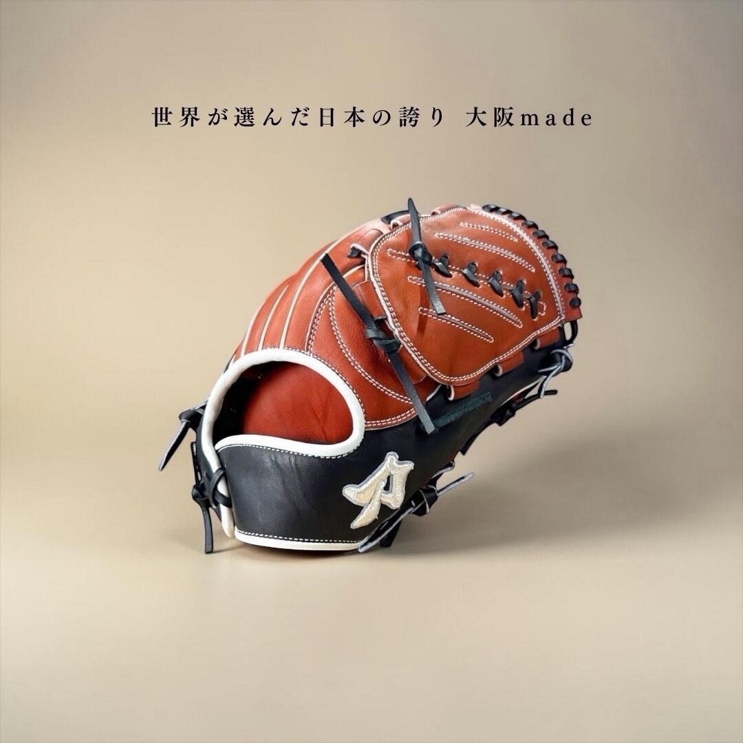 紅色與黑白配色訂製手套，大阪made標語